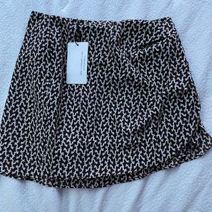 NWT Grey Bandit skort